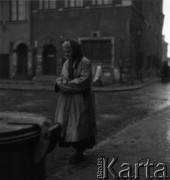 Lata 50. lub 60., Warszawa, Polska.
Kobieta na Rynku Starego Miasta.
Fot. Irena Jarosińska, zbiory Ośrodka KARTA