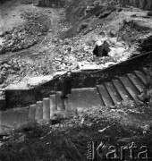Lata 50., Warszawa, Polska.
Schody między ulicą Bugaj i Brzozową.
Fot. Irena Jarosińska, zbiory Ośrodka KARTA 
