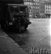 Lata 50. lub 60., Warszawa, Polska.
Dzieci na Rynku Starego Miasta.
Fot. Irena Jarosińska, zbiory Ośrodka KARTA