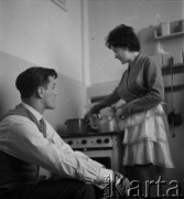 Lata 50. lub 60., Polska.
Bokser Tadeusz Walasek z żoną. 
Fot. Irena Jarosińska, zbiory Ośrodka KARTA