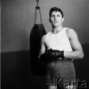 Lata 50. lub 60., Polska.
Bokser Tadeusz Walasek. 
Fot. Irena Jarosińska, zbiory Ośrodka KARTA