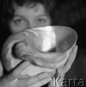Lata 50. lub 60., Polska.
Kobieta z muszlą.
Fot. Irena Jarosińska, zbiory Ośrodka KARTA