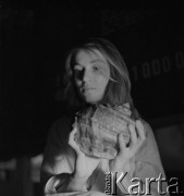 Lata 50. lub 60., Polska.
Kobieta z muszlą.
Fot. Irena Jarosińska, zbiory Ośrodka KARTA