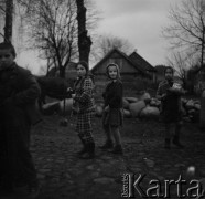 Lata 50. lub 60., Polska.
Muzułmańskie dzieci.
Fot. Irena Jarosińska, zbiory Ośrodka KARTA