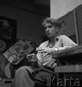 Lata 50. lub 60., Polska.
Malarz Andrzej Mierzejewski w swojej pracowni na ulicy Nowy Świat 33.
Fot. Irena Jarosińska, zbiory Ośrodka KARTA
