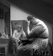 Lata 50. lub 60., Polska.
Malarz Andrzej Mierzejewski w swojej pracowni na ulicy Nowy Świat 33.
Fot. Irena Jarosińska, zbiory Ośrodka KARTA