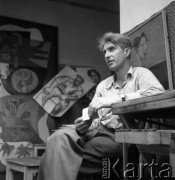 Lata 50. lub 60., Polska.
Malarz Andrzej Mierzejewski w swojej pracowni na ulicy Nowy Świat 33.
Fot. Irena Jarosińska, zbiory Ośrodka KARTA