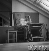 Lata 50. lub 60., Polska.
Malarz Andrzej Mierzejewski w swojej pracowni na ulicy Nowy Świat 33.
Fot. Irena Jarosińska, zbiory Ośrodka KARTA