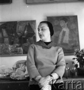 Lata 50. lub 60., Polska.
Fotografka Irena Jarosińska w pracowni malarza Andrzeja Mierzejewskiego na ulicy Nowy Świat 33.
Fot. Irena Jarosińska, zbiory Ośrodka KARTA