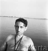 Lata 50. lub 60., Polska.
Stanisław Pieniążek - mąż fotografki Ireny Jarosińskiej - w kajaku.
Fot. Irena Jarosińska, zbiory Ośrodka KARTA