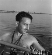 Lata 50. lub 60., Polska.
Stanisław Pieniążek - mąż fotografki Ireny Jarosińskiej - w kajaku.
Fot. Irena Jarosińska, zbiory Ośrodka KARTA