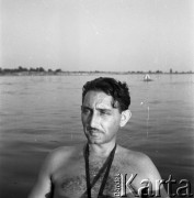 Lata 50. lub 60., Polska.
Stanisław Pieniążek - mąż fotografki Ireny Jarosińskiej - w kajaku.
Fot. Irena Jarosińska, zbiory Ośrodka KARTA