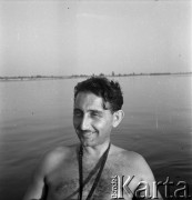 Lata 50. lub 60., Polska.
Stanisław Pieniążek - mąż fotografki Ireny Jarosińskiej - w kajaku.
Fot. Irena Jarosińska, zbiory Ośrodka KARTA