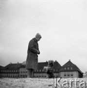 Lata 50. lub 60., Sopot, Polska.
Plaża przy Grand Hotelu.
Fot. Irena Jarosińska, zbiory Ośrodka KARTA