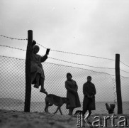 Lata 50. lub 60., Sopot, Polska.
Plaża.
Fot. Irena Jarosińska, zbiory Ośrodka KARTA