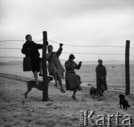 Lata 50. lub 60., Sopot, Polska.
Plaża.
Fot. Irena Jarosińska, zbiory Ośrodka KARTA