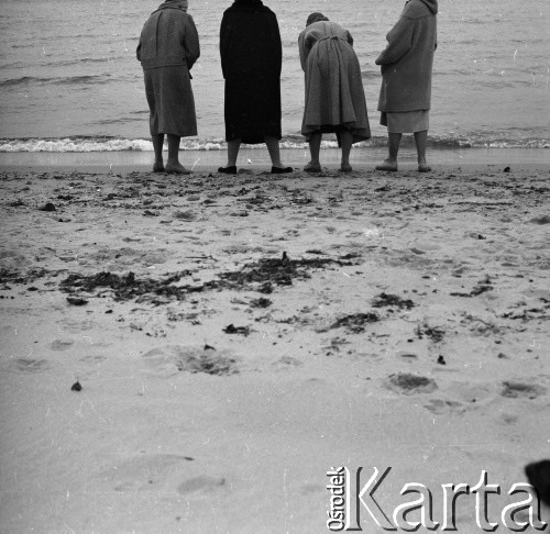 Lata 50. lub 60., Sopot, Polska.
Plaża.
Fot. Irena Jarosińska, zbiory Ośrodka KARTA