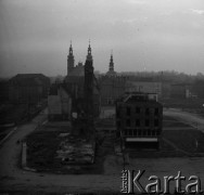 Lata 50., Nysa, Polska.
Zniszczone Stare Miasto. W tle dwie wieże kościoła Świętych Apostołów Piotra i Pawła (z lewej).
Fot. Irena Jarosińska, zbiory Ośrodka KARTA 
