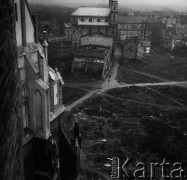 Lata 50., Nysa, Polska.
Zniszczone Stare Miasto. W tle dwie wieże kościoła Świętych Apostołów Piotra i Pawła.
Fot. Irena Jarosińska, zbiory Ośrodka KARTA