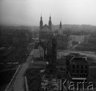 Lata 50., Nysa, Polska.
Zniszczone Stare Miasto. W tle dwie wieże kościoła Świętych Apostołów Piotra i Pawła (z lewej).
Fot. Irena Jarosińska, zbiory Ośrodka KARTA
