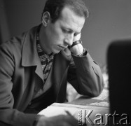 Lata 60. lub 70., Polska.
Aktor i pisarz Leszek Herdegen.
Fot. Irena Jarosińska, zbiory Ośrodka KARTA