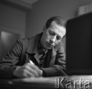 Lata 60. lub 70., Polska.
Aktor i pisarz Leszek Herdegen.
Fot. Irena Jarosińska, zbiory Ośrodka KARTA