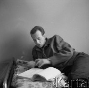 Lata 60. lub 70., Polska.
Aktor i pisarz Leszek Herdegen.
Fot. Irena Jarosińska, zbiory Ośrodka KARTA
