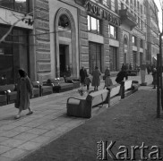 Lata 50. lub 60., Warszawa, Polska.
Dom Meblowy na ulicy Waryńskiego 28 (dziś sklep meblowy 