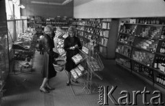 Lata 50. lub 60., Polska.
Sklep samoobsługowy SAM.
Fot. Irena Jarosińska, zbiory Ośrodka KARTA 
