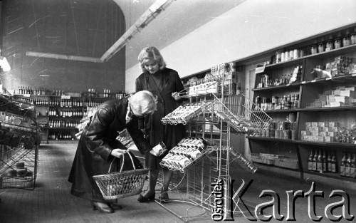 Lata 50. lub 60., Polska.
Sklep samoobsługowy SAM.
Fot. Irena Jarosińska, zbiory Ośrodka KARTA