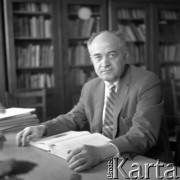 Lata 50. lub 60., Warszawa, Polska.
Sadownik profesor Szczepan Pieniążek.
Fot. Irena Jarosińska, zbiory Ośrodka KARTA