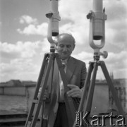 Lata 50. lub 60., Warszawa, Polska.
Astronom profesor Maciej Bielicki na dachu Obserwatorium Astronomicznego Uniwersytetu Warszawskiego w Alejach Ujazdowskich 4.
Fot. Irena Jarosińska, zbiory Ośrodka KARTA