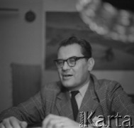 Lata 50. lub 60., Warszawa, Polska.
Architekt profesor Jerzy Hryniewiecki - prezes Stowarzyszenia Architektów Polskich.
Fot. Irena Jarosińska, zbiory Ośrodka KARTA