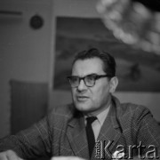 Lata 50. lub 60., Warszawa, Polska.
Architekt profesor Jerzy Hryniewiecki - prezes Stowarzyszenia Architektów Polskich.
Fot. Irena Jarosińska, zbiory Ośrodka KARTA