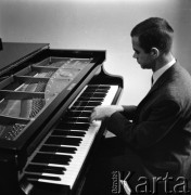 1968, Polska.
Pianista jazzowy Andrzej Trzaskowski.
Fot. Irena Jarosińska, zbiory Ośrodka KARTA