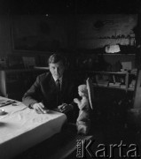 1968, Zakopane, Polska.
Mężczyzna w pracowni artysty Władysława Hasiora.
Fot. Irena Jarosińska, zbiory Ośrodka KARTA