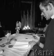 1968, Zakopane, Polska.
Artysta Władysław Hasior w pracowni.
Fot. Irena Jarosińska, zbiory Ośrodka KARTA