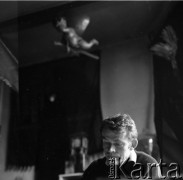 1968, Zakopane, Polska.
Artysta Władysław Hasior w pracowni.
Fot. Irena Jarosińska, zbiory Ośrodka KARTA