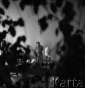 1972, Warszawa, Polska.
Rzeźbiarz Adolf Ryszka w pracowni.
Fot. Irena Jarosińska, zbiory Ośrodka KARTA