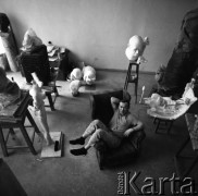 1972, Warszawa, Polska.
Rzeźbiarz Adolf Ryszka w pracowni.
Fot. Irena Jarosińska, zbiory Ośrodka KARTA