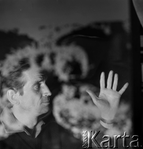 Lata 70., Polska.
Grafik Maciej Urbaniec.
Fot. Irena Jarosińska, zbiory Ośrodka KARTA