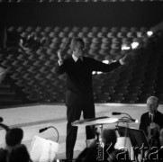 Lata 60., Katowice, Polska.
Bohdan Wodiczko dyryguje Wielką Orkiestrą Symfoniczną Polskiego Radia w Katowicach.
Fot. Irena Jarosińska, zbiory Ośrodka KARTA
