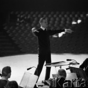 Lata 60., Katowice, Polska.
Bohdan Wodiczko dyryguje Wielką Orkiestrą Symfoniczną Polskiego Radia w Katowicach.
Fot. Irena Jarosińska, zbiory Ośrodka KARTA