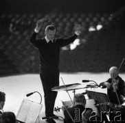 Lata 60., Katowice, Polska.
Bohdan Wodiczko dyryguje Wielką Orkiestrą Symfoniczną Polskiego Radia w Katowicach.
Fot. Irena Jarosińska, zbiory Ośrodka KARTA