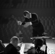 Lata 60., Katowice, Polska.
Bohdan Wodiczko dyryguje Wielką Orkiestrą Symfoniczną Polskiego Radia w Katowicach.
Fot. Irena Jarosińska, zbiory Ośrodka KARTA