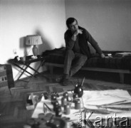 1969, Polska.
Wowo Bielicki - mąż i współpracownik modelki i projektantki Grażyny Hase.
Fot. Irena Jarosińska, zbiory Ośrodka KARTA