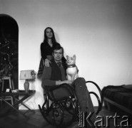 1969, Polska.
Modelka i projektantka Grażyna Hase z mężem i współpracownikiem Wowo Bielickim.
Fot. Irena Jarosińska, zbiory Ośrodka KARTA