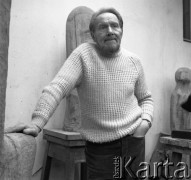 1971, Warszawa, Polska.
Przeźbiarz profesor Jan Bohdan Chmielewski w pracowni.
Fot. Irena Jarosińska, zbiory Ośrodka KARTA
