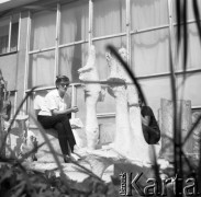 1976, Warszawa, Polska.
Rzeźbiarka Barbara Zbrożyna.
Fot. Irena Jarosińska, zbiory Ośrodka KARTA
