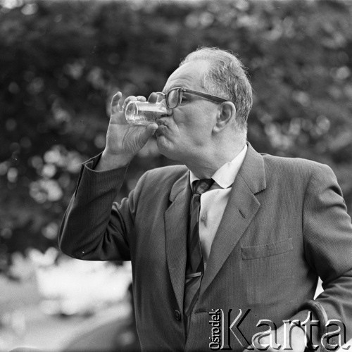 Lata 60. lub 70., Warszawa, Polska.
Pisarz Teodor Parnicki.
Fot. Irena Jarosińska, zbiory Ośrodka KARTA 
